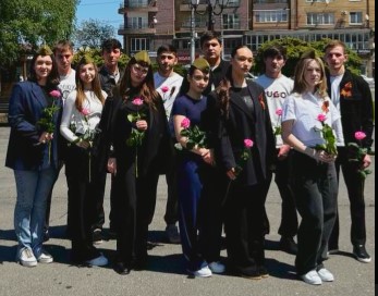 Сегодня день для учащихся колледжа выдался очень интересным и ответственным. Ребята возложили цветы на площади Победы к Монументу Славы- памятнику-танку Т-34. Преподаватель истории Томаев М. К. рассказал детям о разгроме немецко- фашистских войск под Влад