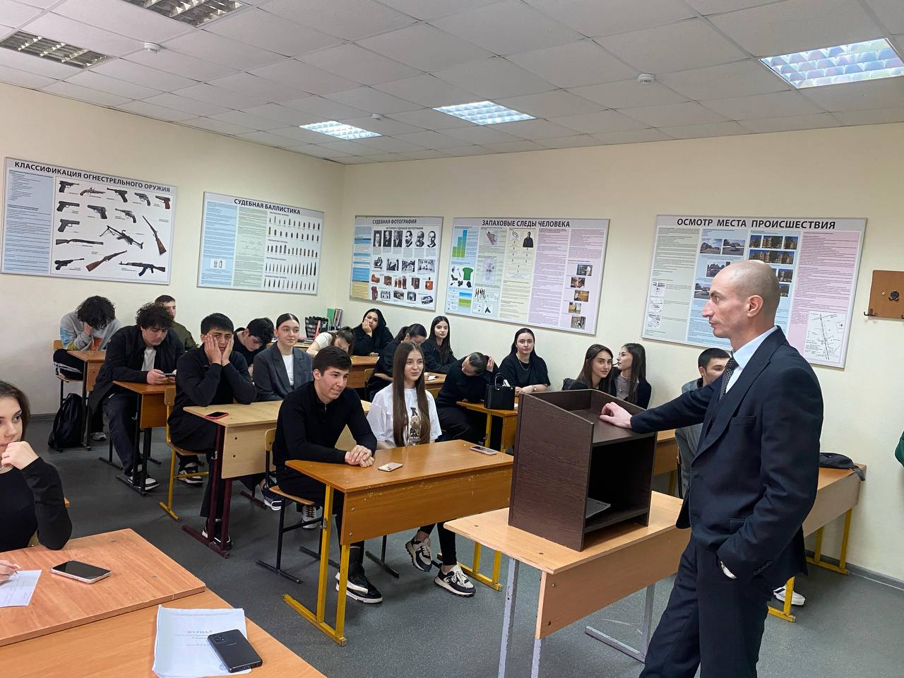 29 апреля преподавателем колледжа, лектором общества «Знание» Батыровым Т. С. было проведено занятие со студентами в формате открытого диалога по теме: 