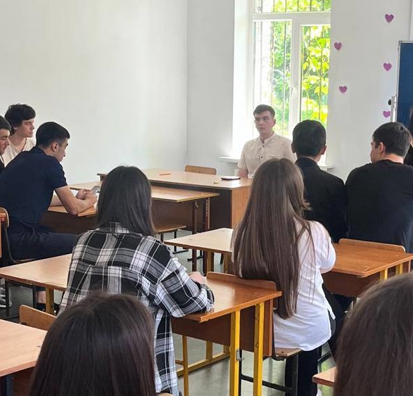 Сегодня в нашем колледже прошло профориентационное мероприятие. В гости к ребятам пришел представитель Пограничного управления ФСБ РФ в ЮОР